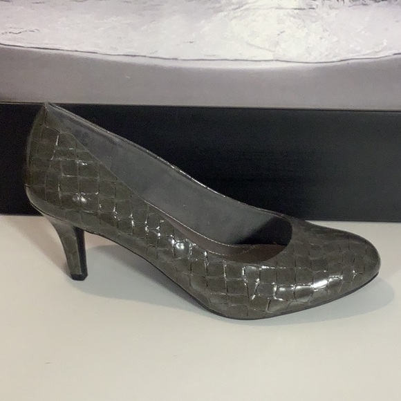Comfort Plus By Predictions Gray Patent Reptile Embossed Comfort Pump Heel Sz 10 - Picture 4 of 11